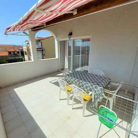 Neva & Neva House 公寓