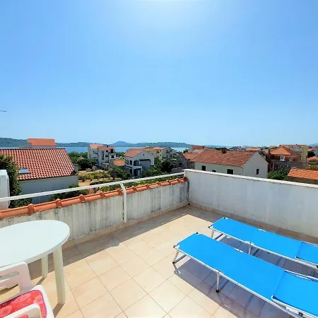 公寓 Neva & Neva House